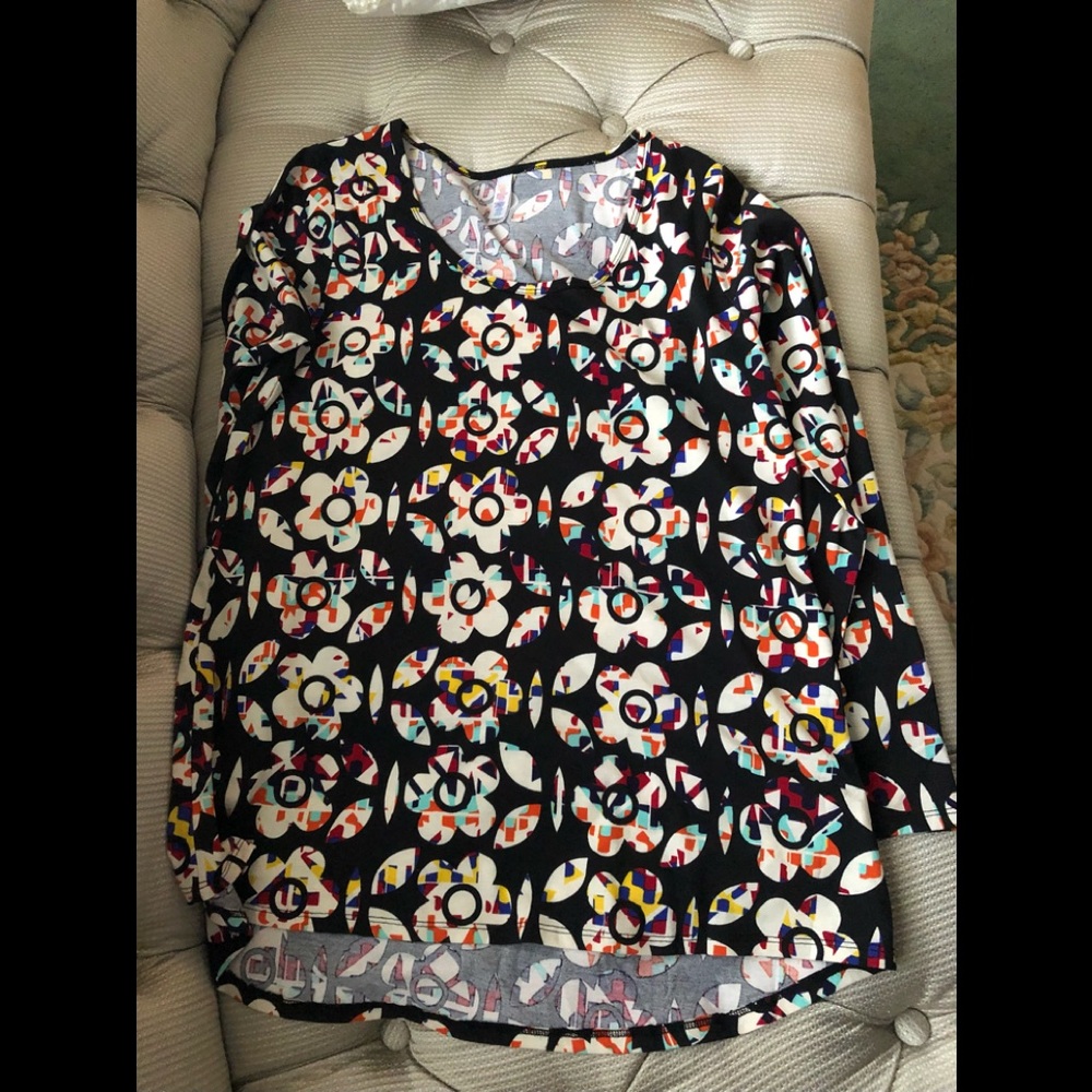 🦄 LuLaRoe lynnae top black with colorful flower design Medium EUC